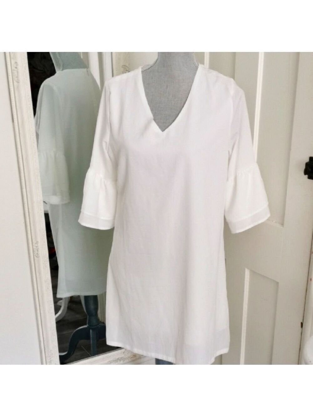 Belongsci  v neck white bell sleeve mini cocktail dress. Size Medium.
